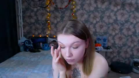 Snapshot of aalicebubble chatting on 10-21-25, 11:33 Alice online show from 10-21-25, 11:33