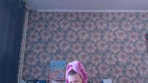 Snapshot of aalicebubble chatting on 05-13-26, 12:35 Alice online show from 05-13-26, 12:35
