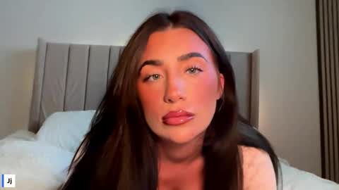 Snapshot of aaliyahhlove chatting on 02-17-26, 11:11 Aaliyah online show from 02-17-26, 11:11