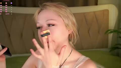 Snapshot of aameow chatting on 10-20-25, 03:12 Amy online show from 10-20-25, 03:12