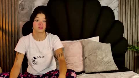 Snapshot of aaron_and_alahya chatting on 12-14-25, 02:17 aaron_and_alahya online show from 12-14-25, 02:17