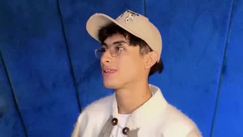 Aaron Ezequiel online show from 10-26-25, 08:48