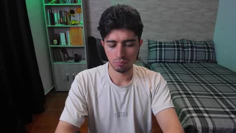 Snapshot of aaron_paul_ chatting on 11-08-25, 05:23 Aaron online show from 11-08-25, 05:23