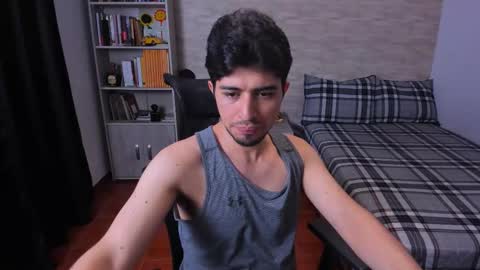 Snapshot of aaron_paul_ chatting on 11-18-25, 08:35 Aaron online show from 11-18-25, 08:35