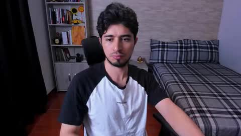 Snapshot of aaron_paul_ chatting on 11-29-25, 10:46 Aaron online show from 11-29-25, 10:46