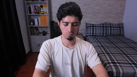 Snapshot of aaron_paul_ chatting on 12-02-25, 10:05 Aaron online show from 12-02-25, 10:05