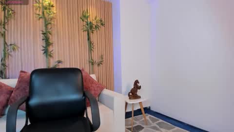 Snapshot of aaron_whitee chatting on 01-12-26, 12:43 Aaron online show from 01-12-26, 12:43