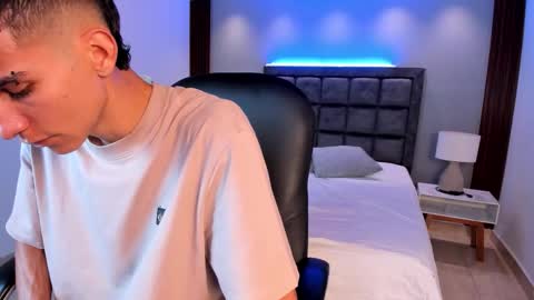 Snapshot of aaron_whitee chatting on 03-04-26, 09:21 Aaron online show from 03-04-26, 09:21