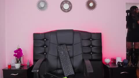 Abbigail Fuster  online show from 02-18-25, 11:00