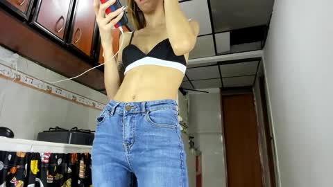 Snapshot of abbyhowlland chatting on 12-22-24, 12:39 sara online show from 12-22-24, 12:39