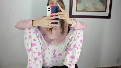 Snapshot of abbyhowlland chatting on 03-07-25, 06:46 sara online show from 03-07-25, 06:46