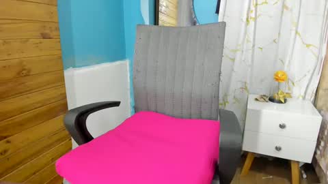 Snapshot of abbyhowlland chatting on 10-31-25, 04:57 sara online show from 10-31-25, 04:57