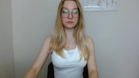 Snapshot of abbymoore__ chatting on 09-20-25, 08:37 Abby Lovense is active online show from 09-20-25, 08:37