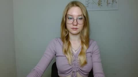 Snapshot of abbymoore__ chatting on 10-09-25, 08:45 Abby Lovense is active online show from 10-09-25, 08:45