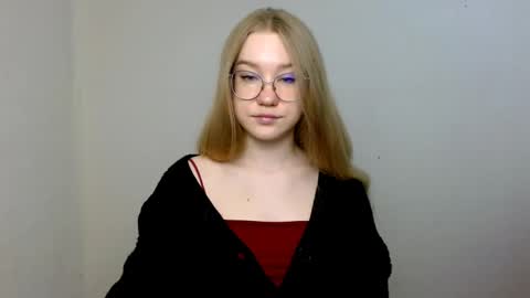 Abby Lovense is active online show from 04-26-26, 11:19