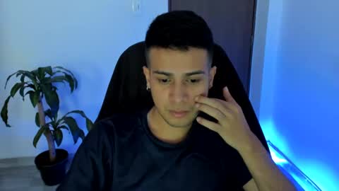 Independence model AbelAsburgo online show from 10-11-25, 08:07