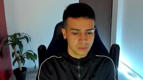 Independence model AbelAsburgo online show from 10-14-25, 10:49