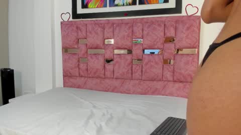 Snapshot of abella_lov chatting on 10-20-25, 12:27 abella_lov online show from 10-20-25, 12:27