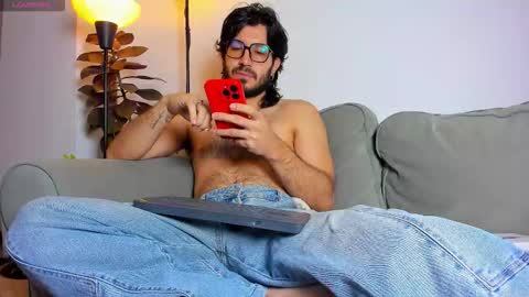 Snapshot of ackerman_eren_ chatting on 11-19-25, 11:21 R. online show from 11-19-25, 11:21