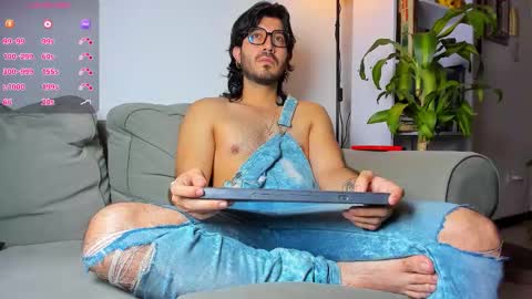 Snapshot of ackerman_eren_ chatting on 11-24-25, 10:37 R. online show from 11-24-25, 10:37