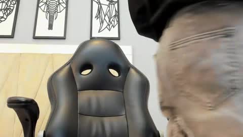 Adams Bobby online show from 04-25-26, 11:13