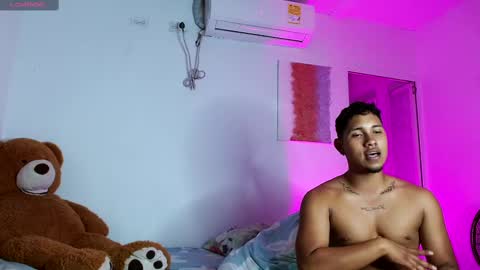 Snapshot of adams_niki chatting on 02-15-25, 11:25 ADAMS Y NIKI online show from 02-15-25, 11:25