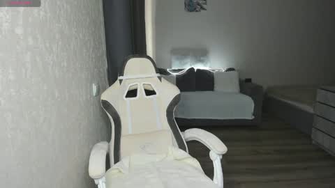 Adel online show from 04-25-26, 07:33