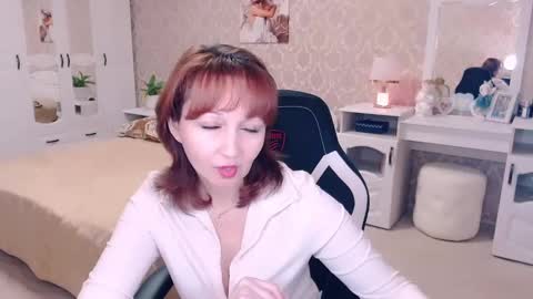 Snapshot of adelemoran chatting on 01-26-25, 10:35 AdeleMoran online show from 01-26-25, 10:35