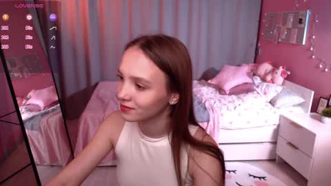 Snapshot of adria_arjona chatting on 06-06-26, 07:35 Eva online show from 06-06-26, 07:35
