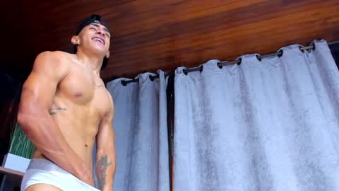 Snapshot of adrian_rae chatting on 01-04-25, 02:46 online show from 01-04-25, 02:46