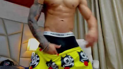 Snapshot of adrian_rae chatting on 11-15-25, 06:04 online show from 11-15-25, 06:04