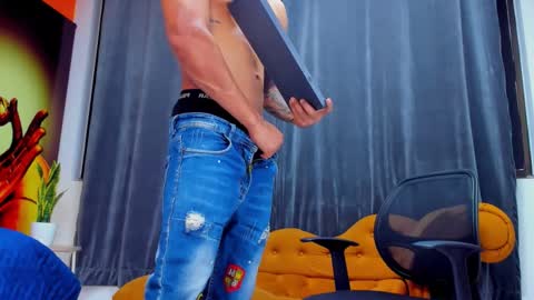 Snapshot of adrian_rae chatting on 11-26-25, 07:15 online show from 11-26-25, 07:15