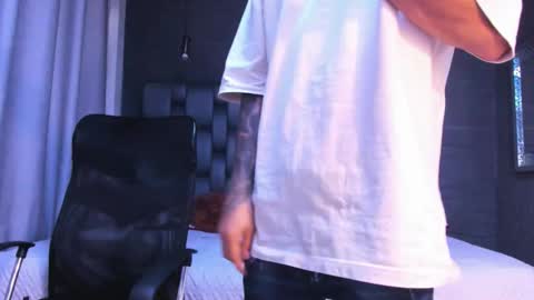 Snapshot of adrian_rae chatting on 11-29-25, 12:08 online show from 11-29-25, 12:08