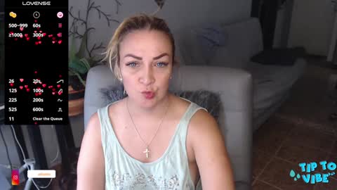Snapshot of adrianapdes chatting on 01-21-25, 01:00 Adriana Paredes  online show from 01-21-25, 01:00