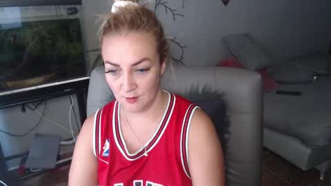 Snapshot of adrianapdes chatting on 02-04-25, 01:06 Adriana Paredes  online show from 02-04-25, 01:06