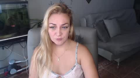 Snapshot of adrianapdes chatting on 02-17-25, 12:59 Adriana Paredes  online show from 02-17-25, 12:59