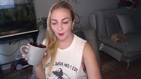 Snapshot of adrianapdes chatting on 02-17-25, 08:58 Adriana Paredes  online show from 02-17-25, 08:58