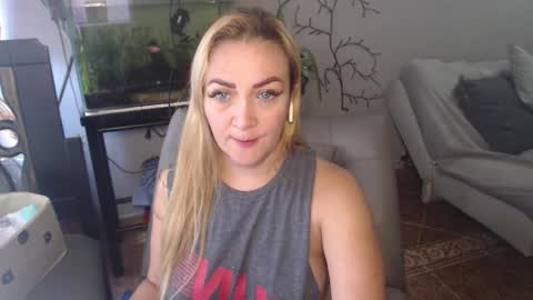 Snapshot of adrianapdes chatting on 03-08-25, 12:09 Adriana Paredes  online show from 03-08-25, 12:09