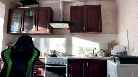 Snapshot of aevra chatting on 12-26-24, 08:18 vegans taste better online show from 12-26-24, 08:18