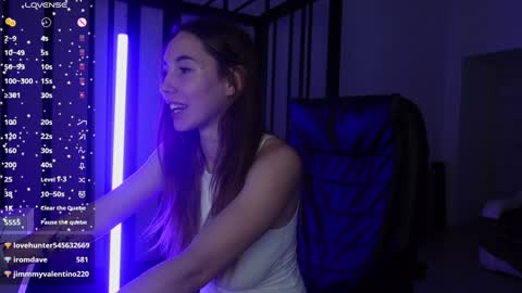 Snapshot of agelina_summer chatting on 01-01-25, 10:46 Agelina Lilly Laura online show from 01-01-25, 10:46