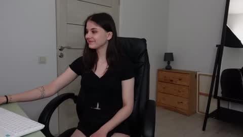 Snapshot of agelina_summer chatting on 01-05-25, 02:38 Agelina Lilly Laura online show from 01-05-25, 02:38