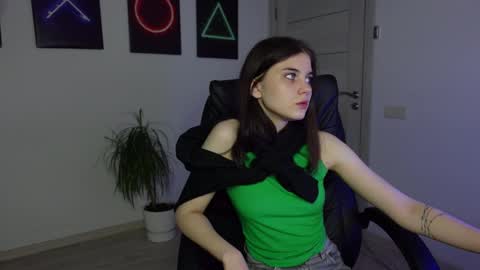 Snapshot of agelina_summer chatting on 01-21-25, 01:43 Agelina Lilly Laura online show from 01-21-25, 01:43