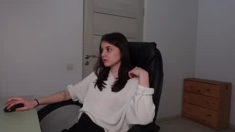 Snapshot of agelina_summer chatting on 01-25-25, 06:01 Agelina Lilly Laura online show from 01-25-25, 06:01