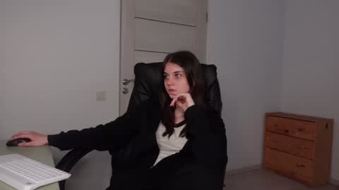 Snapshot of agelina_summer chatting on 01-25-25, 09:04 Agelina Lilly Laura online show from 01-25-25, 09:04