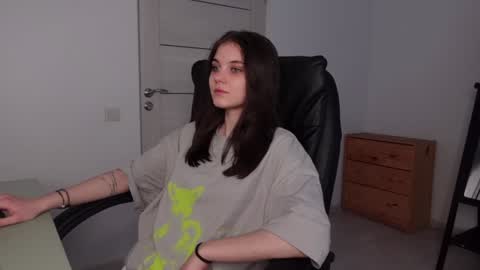 Snapshot of agelina_summer chatting on 01-26-25, 08:14 Agelina Lilly Laura online show from 01-26-25, 08:14