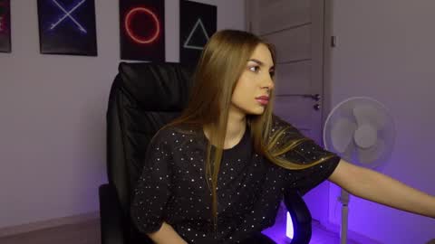 Snapshot of agelina_summer chatting on 02-15-25, 06:44 Agelina Lilly Laura online show from 02-15-25, 06:44