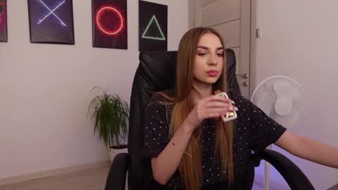 Snapshot of agelina_summer chatting on 02-15-25, 12:54 Agelina Lilly Laura online show from 02-15-25, 12:54