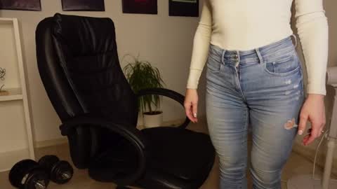 Snapshot of agelina_summer chatting on 02-15-25, 10:10 Agelina Lilly Laura online show from 02-15-25, 10:10