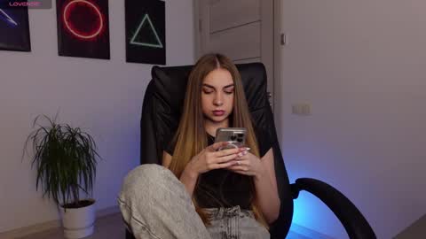 Snapshot of agelina_summer chatting on 02-16-25, 07:26 Agelina Lilly Laura online show from 02-16-25, 07:26