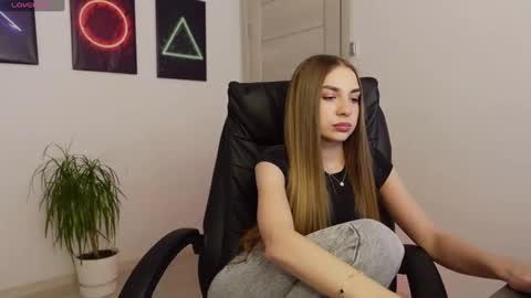 Snapshot of agelina_summer chatting on 02-16-25, 10:32 Agelina Lilly Laura online show from 02-16-25, 10:32
